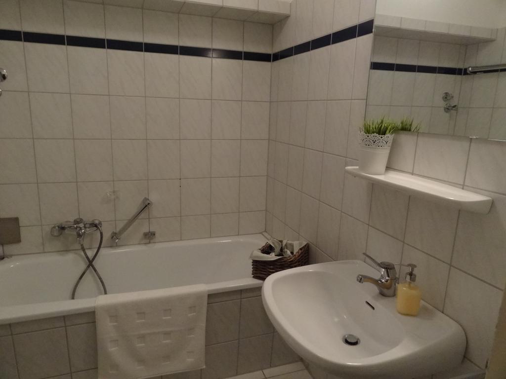 Hotel In Der Strassen Solingen Esterno foto